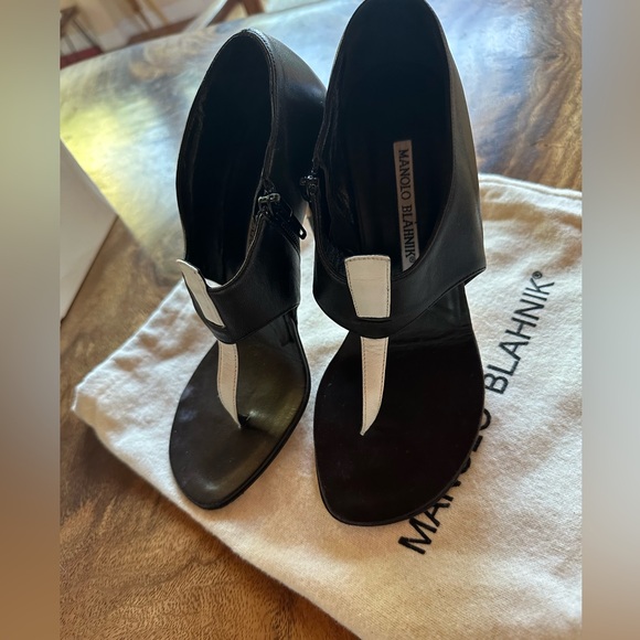 Manolo Blahnik Black Open-Toe Heels with White Leather Strip. Size 35.5 - Picture 4 of 10